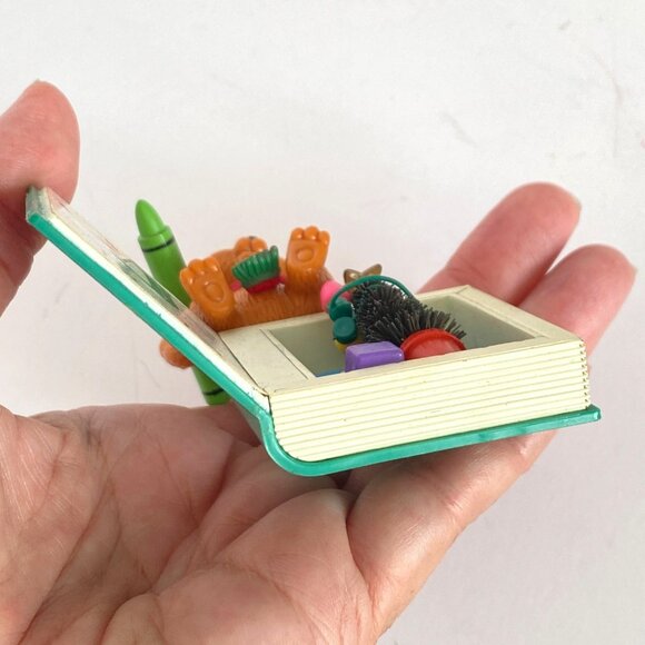 1997 Lustre Fame Bear Sitting On Santa Story Book J for Joy Ornament Vintage - Picture 10 of 12